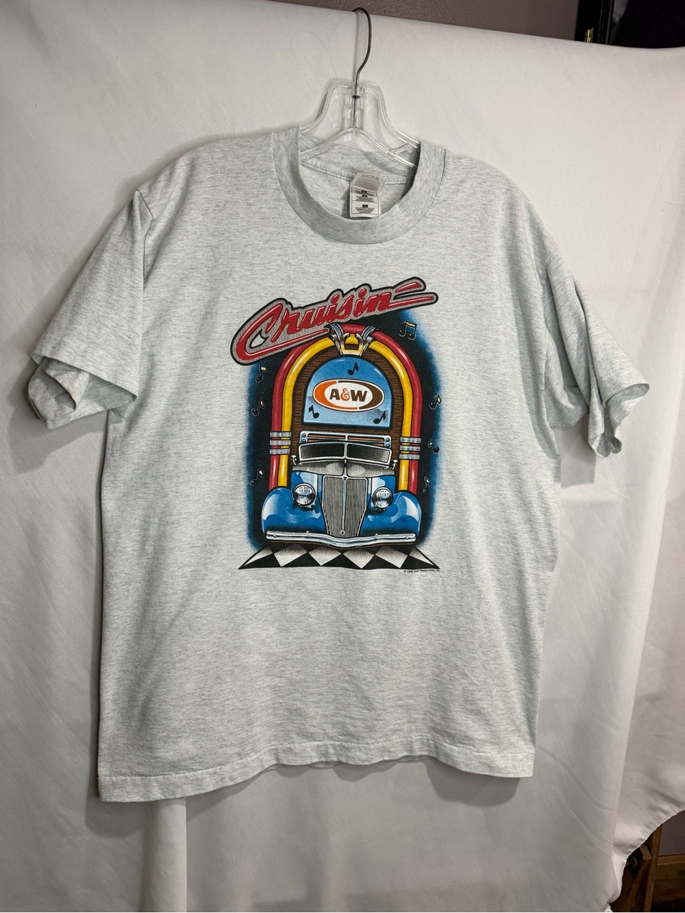 Vintage Light Gray 'Cruisin'' Graphic Tee with Retro Jukebox Art